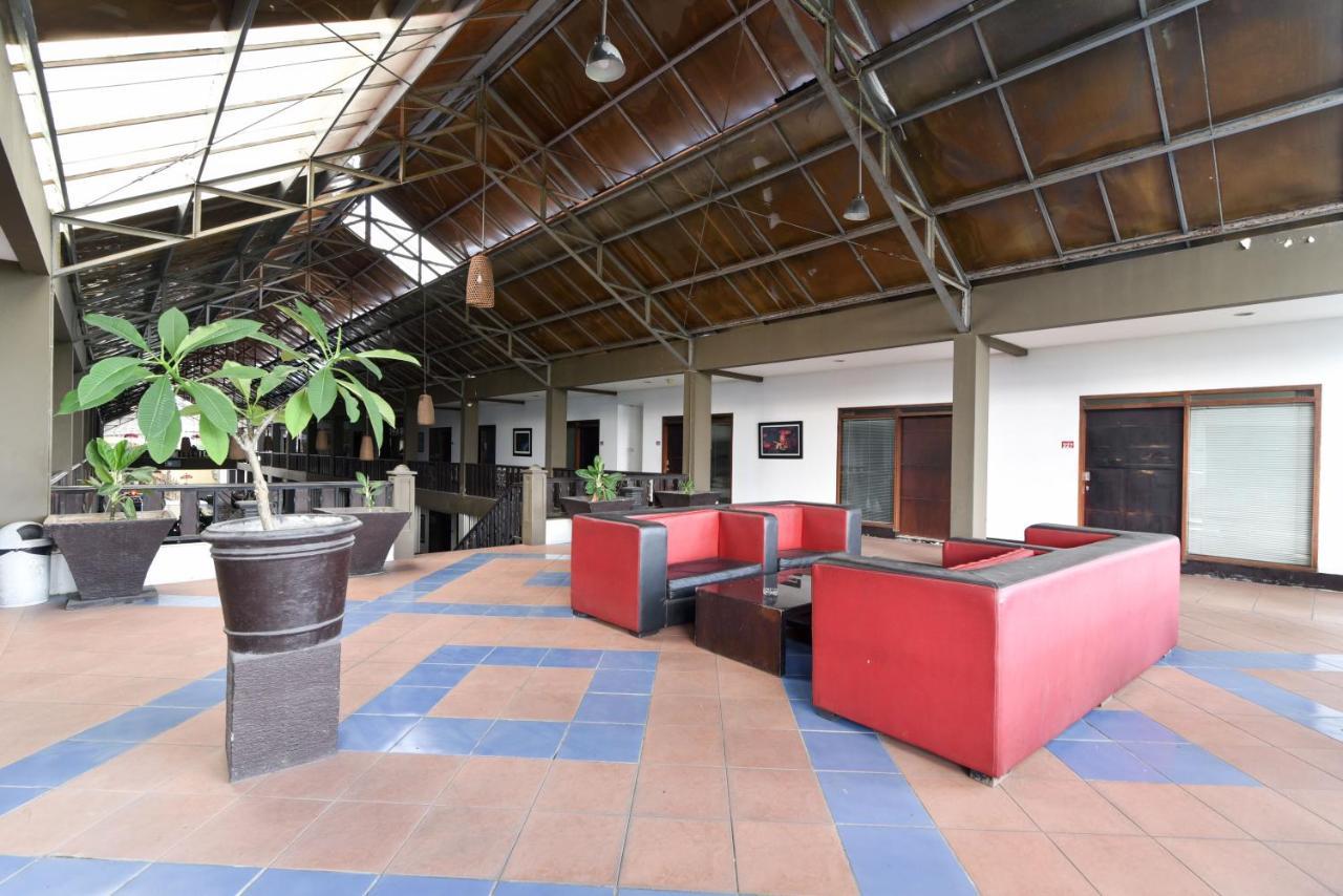 RedDoorz Plus @ Raya Legian Buitenkant foto