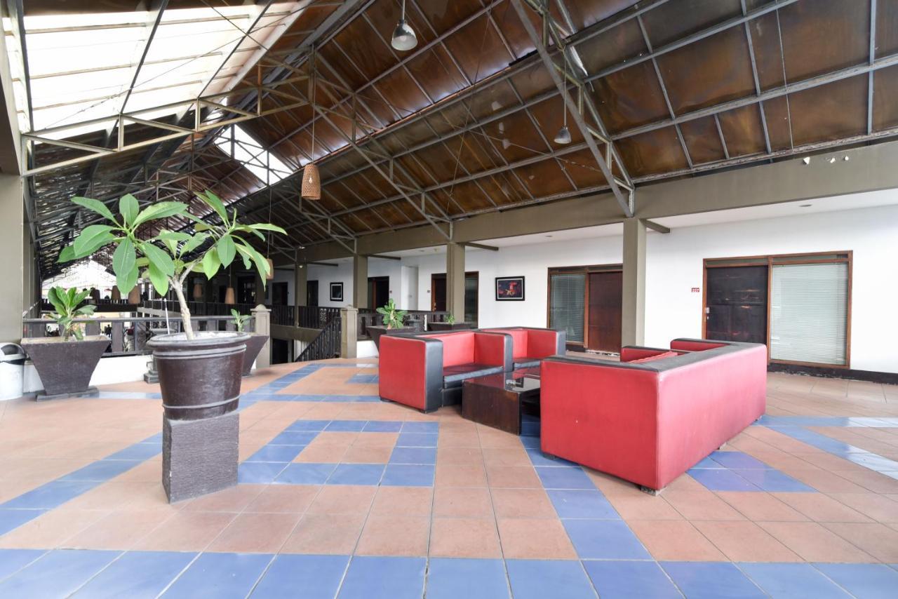 RedDoorz Plus @ Raya Legian Buitenkant foto