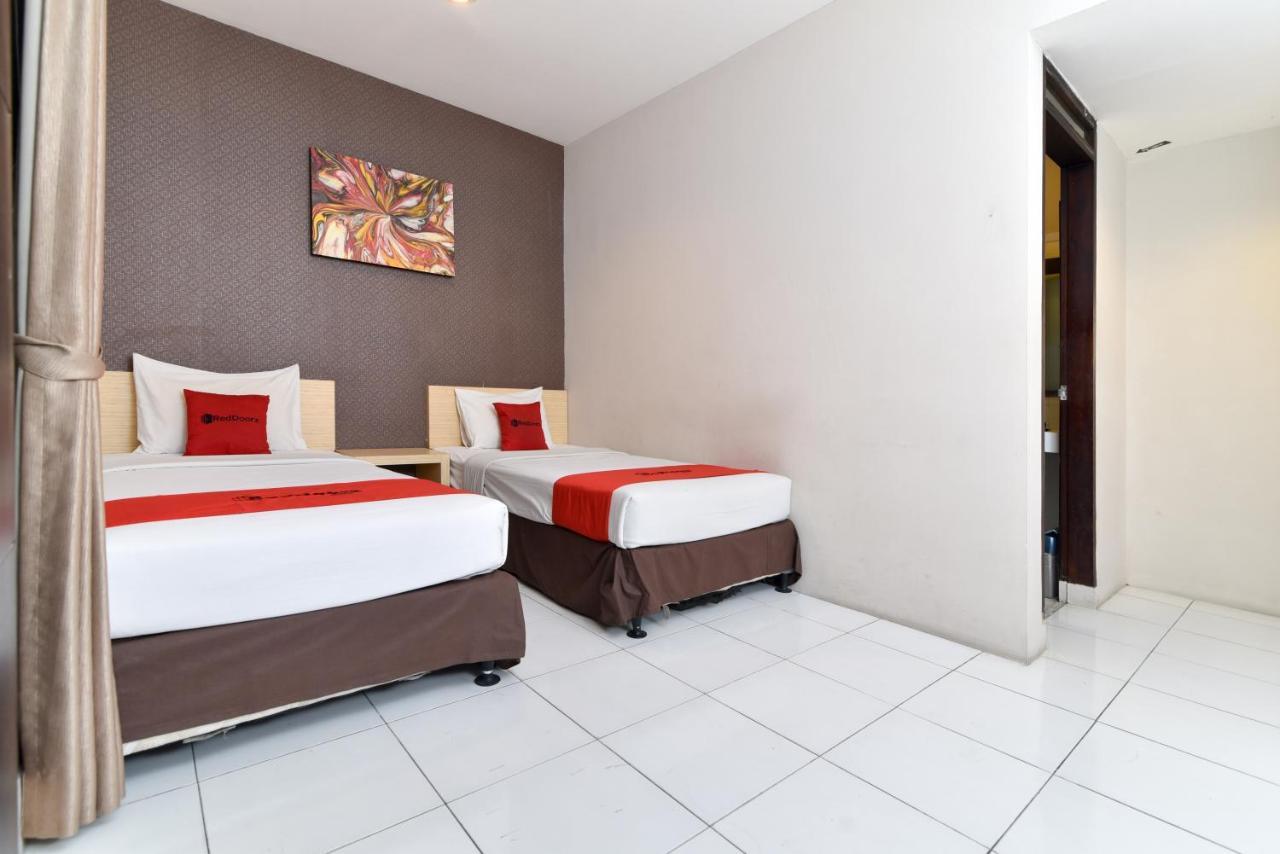 RedDoorz Plus @ Raya Legian Buitenkant foto