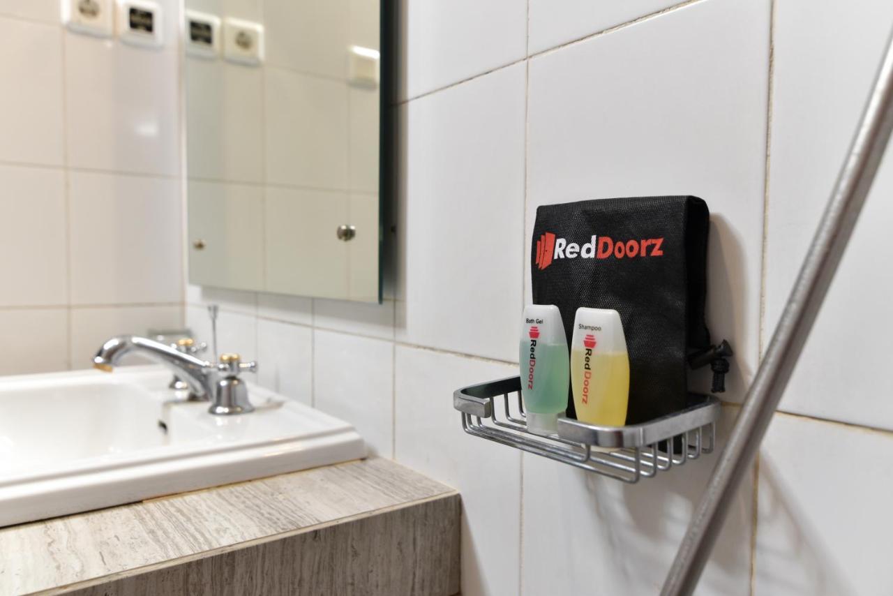 RedDoorz Plus @ Raya Legian Buitenkant foto